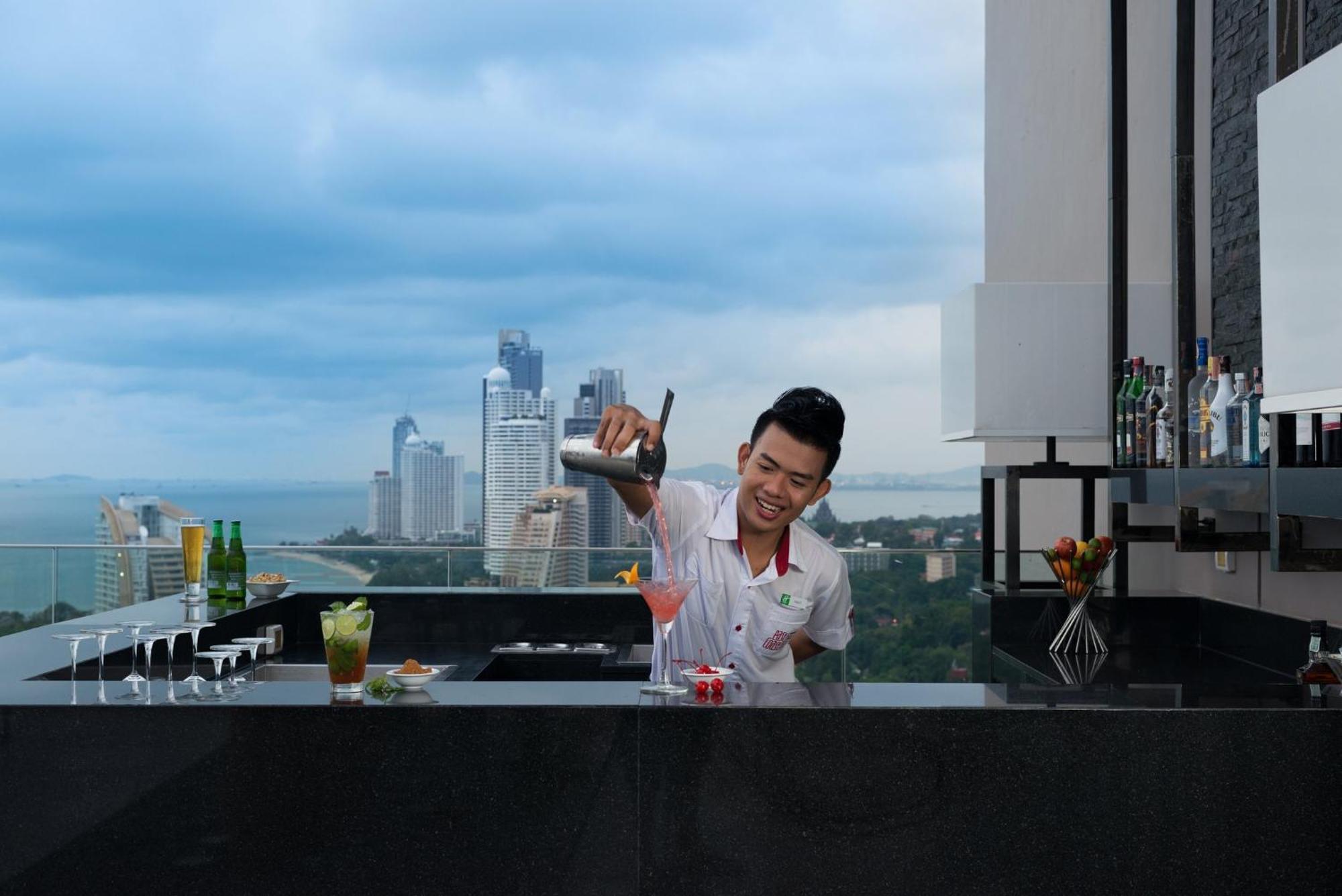 Holiday Inn Pattaya By Ihg Екстериор снимка